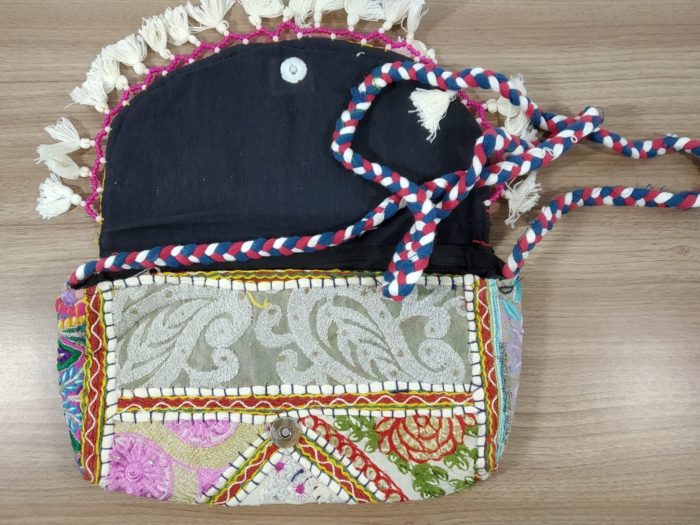 Bolsa indiana Clutch Banjara bordada a mão creme floral