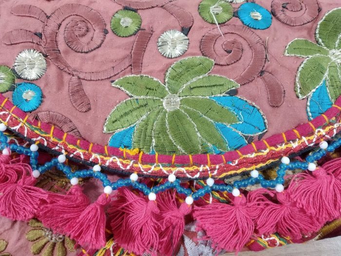 Bolsa indiana Clutch Banjara bordada a mão rosa floral