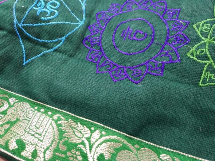 Porta mat indiano para Yoga 7 chakras bordados a mão verde