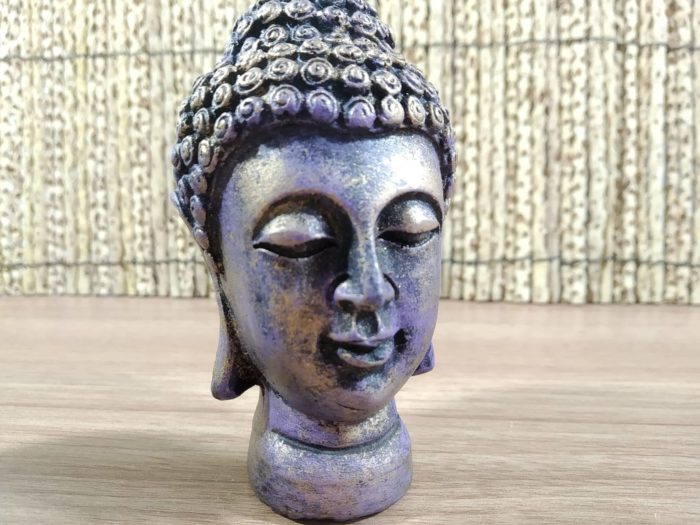 Cabeça de Buda em resina pintada 11cm roxo e dourado