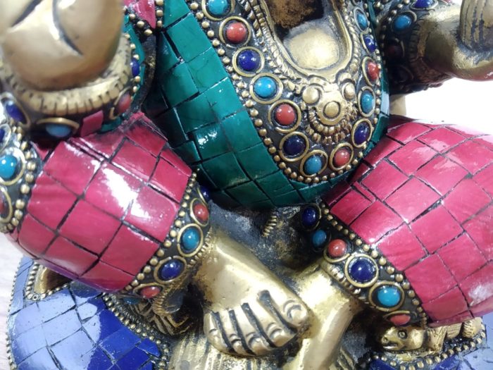 Estátua de Ganesha em bronze com pedras naturais embutidas 17 cm