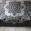 Panô indiano com estampa de mandala e flores (230 cm x 210 cm)