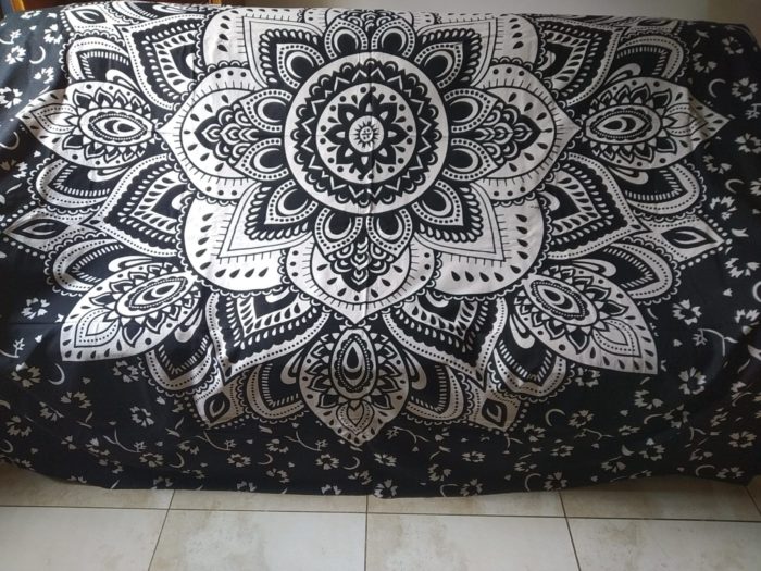 Panô indiano com estampa de mandala e flores (230 cm x 210 cm)