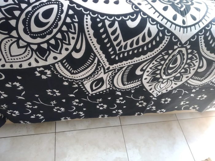 Panô indiano com estampa de mandala e flores (230 cm x 210 cm)