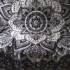 Panô indiano com estampa de mandala e flores (230 cm x 210 cm)