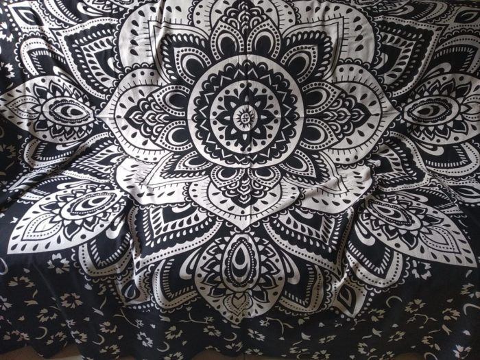 Panô indiano com estampa de mandala e flores (230 cm x 210 cm)