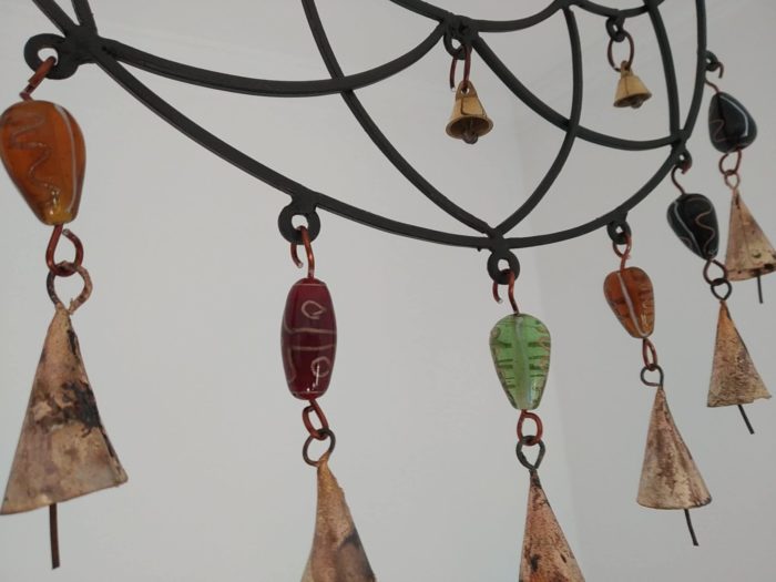 Móbile sino dos ventos com mandala do OM, pedras e sinos