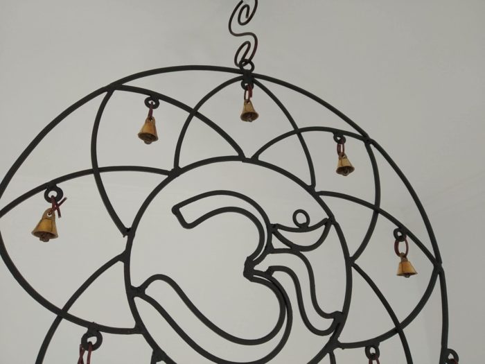 Móbile sino dos ventos com mandala do OM, pedras e sinos