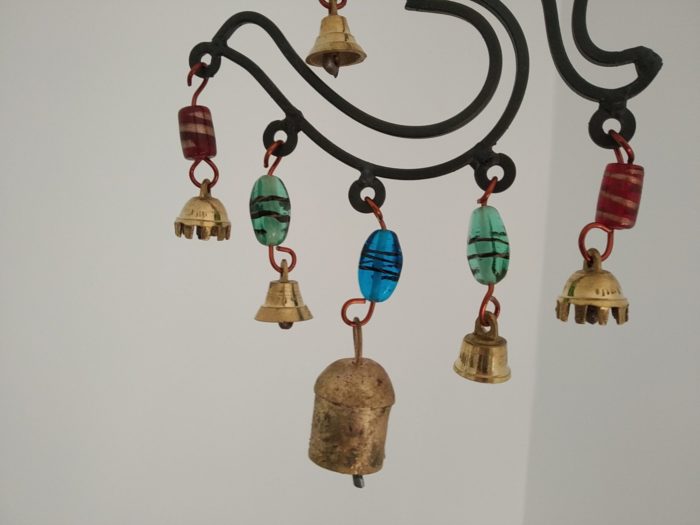 Móbile sino dos ventos com símbolos do OM e pedras