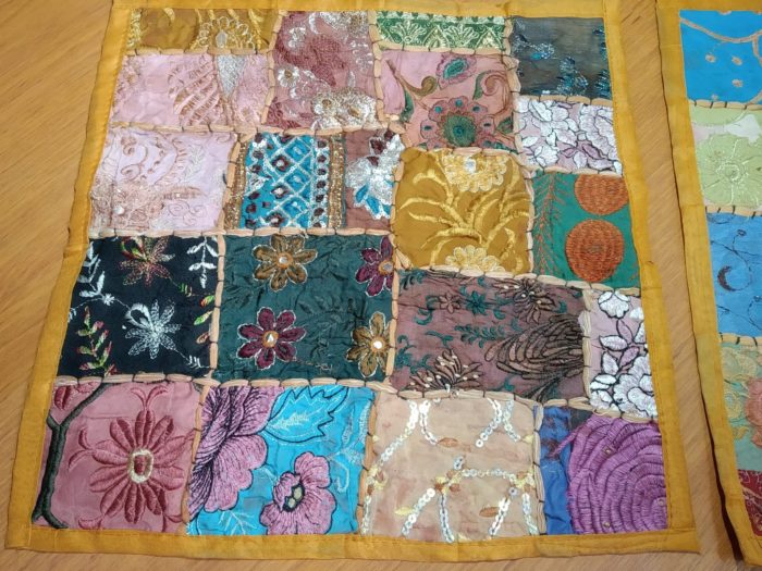 Kit com 2 capas de almofadas indianas em patchwork hindu com tassel