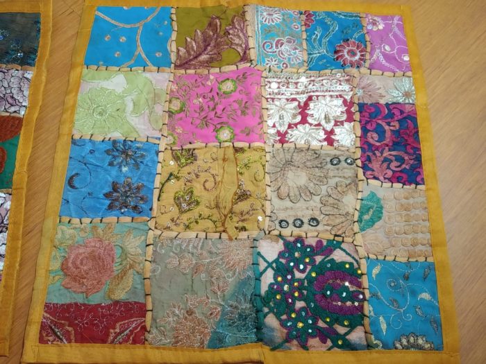 Kit com 2 capas de almofadas indianas em patchwork hindu com tassel