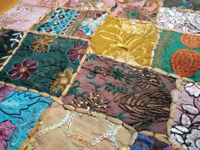 Kit com 2 capas de almofadas indianas em patchwork hindu com tassel