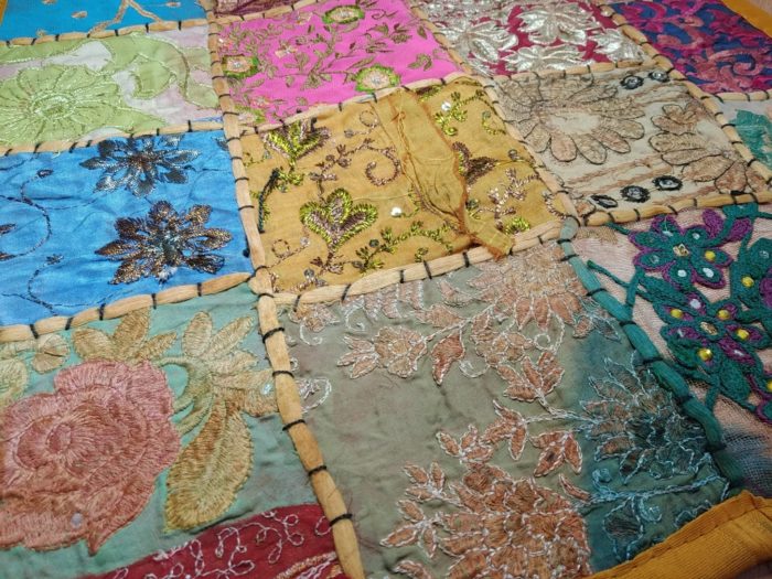 Kit com 2 capas de almofadas indianas em patchwork hindu com tassel