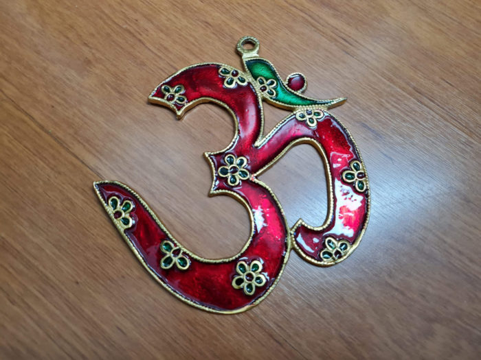 Aum de metal de parede vermelho e verde com dourado 20cm
