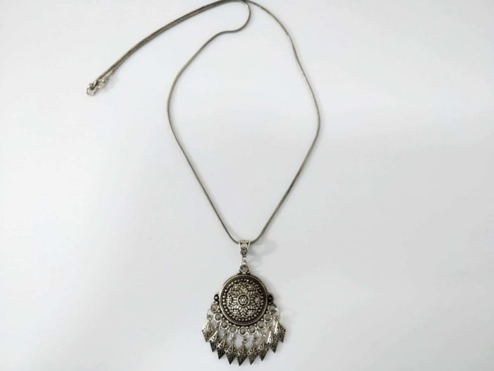 Colar indiano longo prateado estilo Boho Chic modelo III