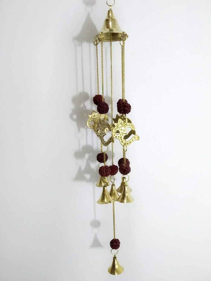 Sino dos ventos de metal com símbolos do Om com Rudrakshas