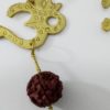 Sino dos ventos de metal com símbolos do Om com Rudrakshas