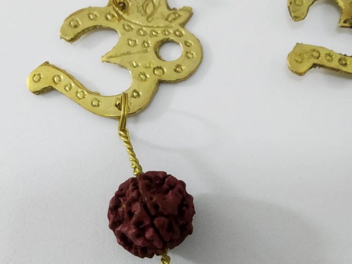 Sino dos ventos de metal com símbolos do Om com Rudrakshas