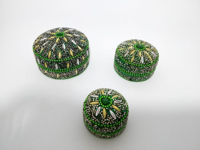 Conjunto com 3 latinhas indianas de miçangas design floral verde