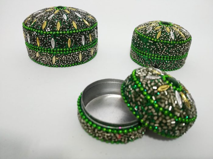 Conjunto com 3 latinhas indianas de miçangas design floral verde