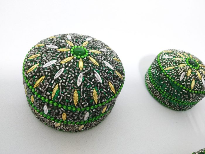 Conjunto com 3 latinhas indianas de miçangas design floral verde