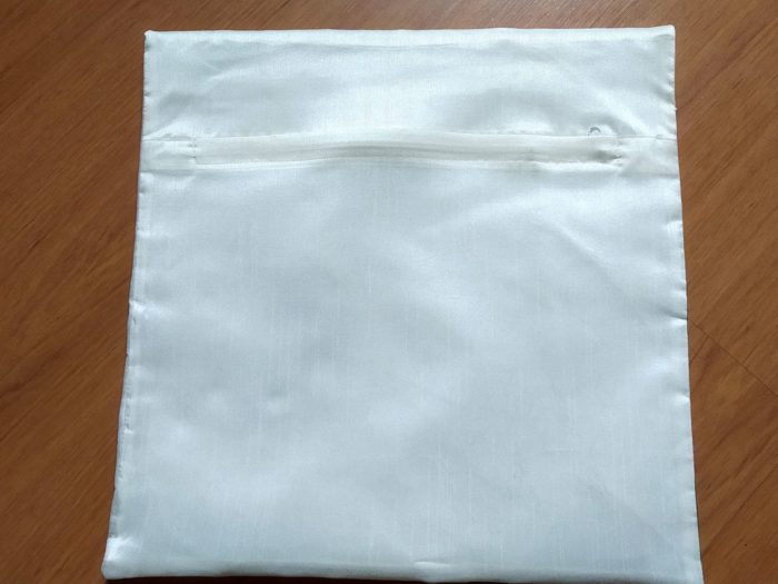 Capa de almofada indiana estampa símbolo OM estilizado 40cm