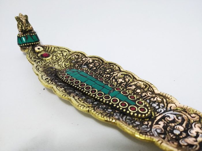 Incensário folha de metal dourado de Ganesha com embutimento de pedras naturais