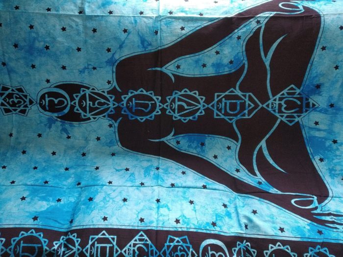 Panô indiano com técnica Batik estampa de Iogue e Chakras azul (200 cm x 135 cm)