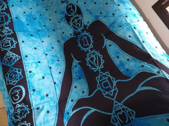 Panô indiano com técnica Batik estampa de Iogue e Chakras azul (200 cm x 135 cm)