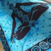 Panô indiano com técnica Batik estampa de Iogue e Chakras azul (200 cm x 135 cm)