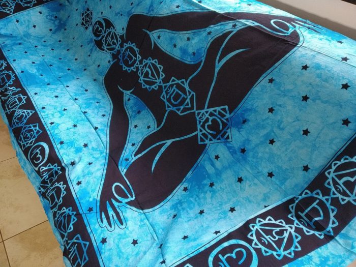 Panô indiano com técnica Batik estampa de Iogue e Chakras azul (200 cm x 135 cm)