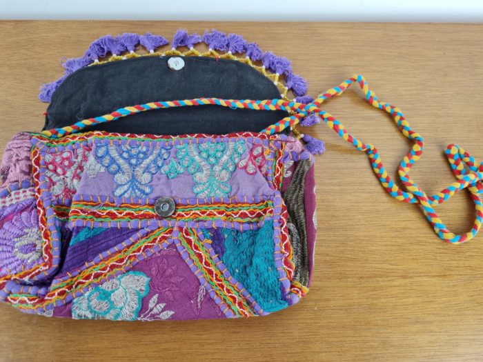 20210201_182014 Bolsa indiana Banjara 100% bordada a mão lilás II