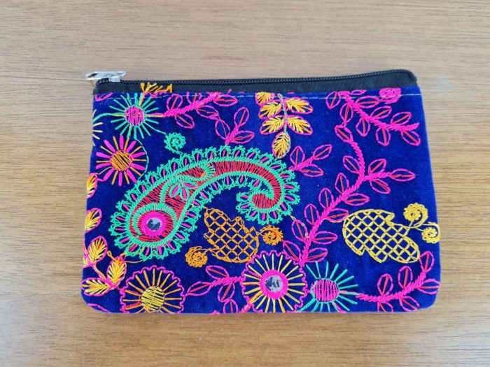 Bolsa carteira indiana veludo 100% bordada a mão roxo e color