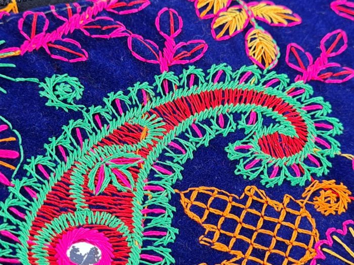 Bolsa carteira indiana veludo 100% bordada a mão roxo e color