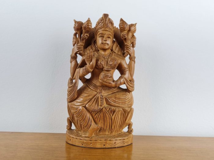 deusa Lakshmi em madeira
