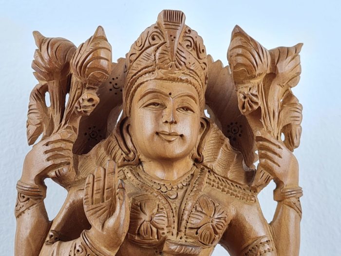 Estátua indiana rara de Lakshmi esculpida em madeira 20cm