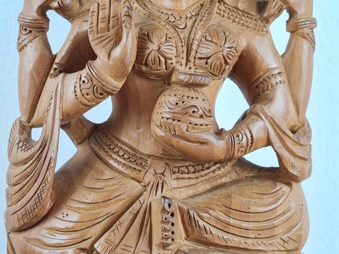 Estátua indiana rara de Lakshmi esculpida em madeira 20cm