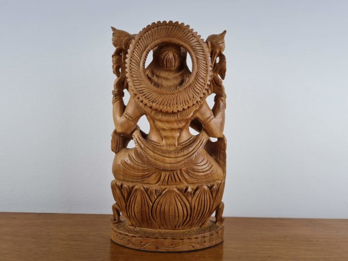 Estátua indiana rara de Lakshmi esculpida em madeira 20cm