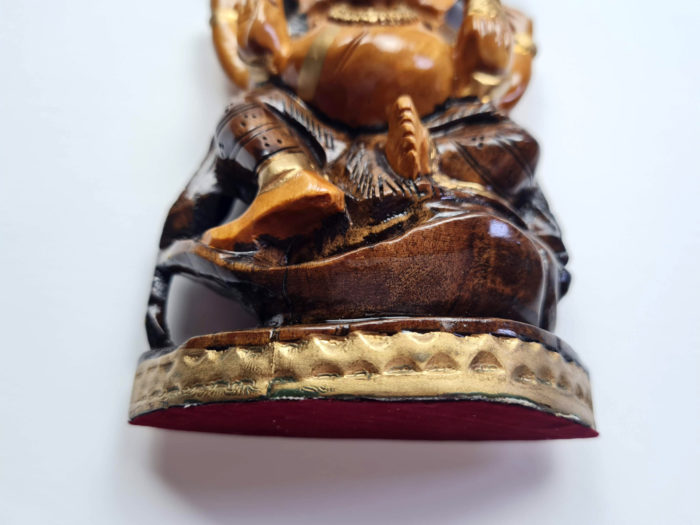 Estatueta de Ganesha esculpida em madeira bicolor 15cm