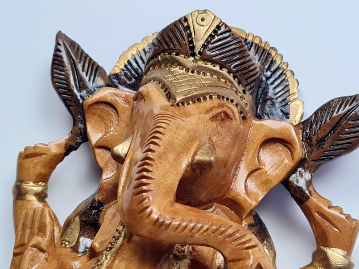 Estatueta de Ganesha esculpida em madeira bicolor 15cm