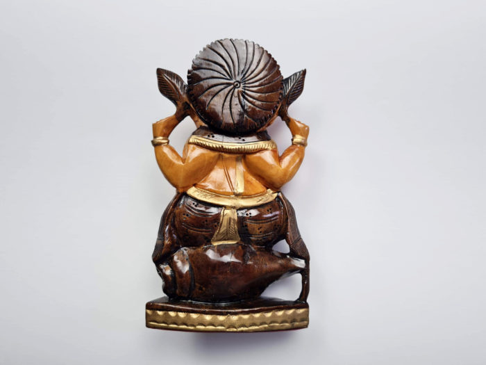 Estatueta de Ganesha esculpida em madeira bicolor 15cm