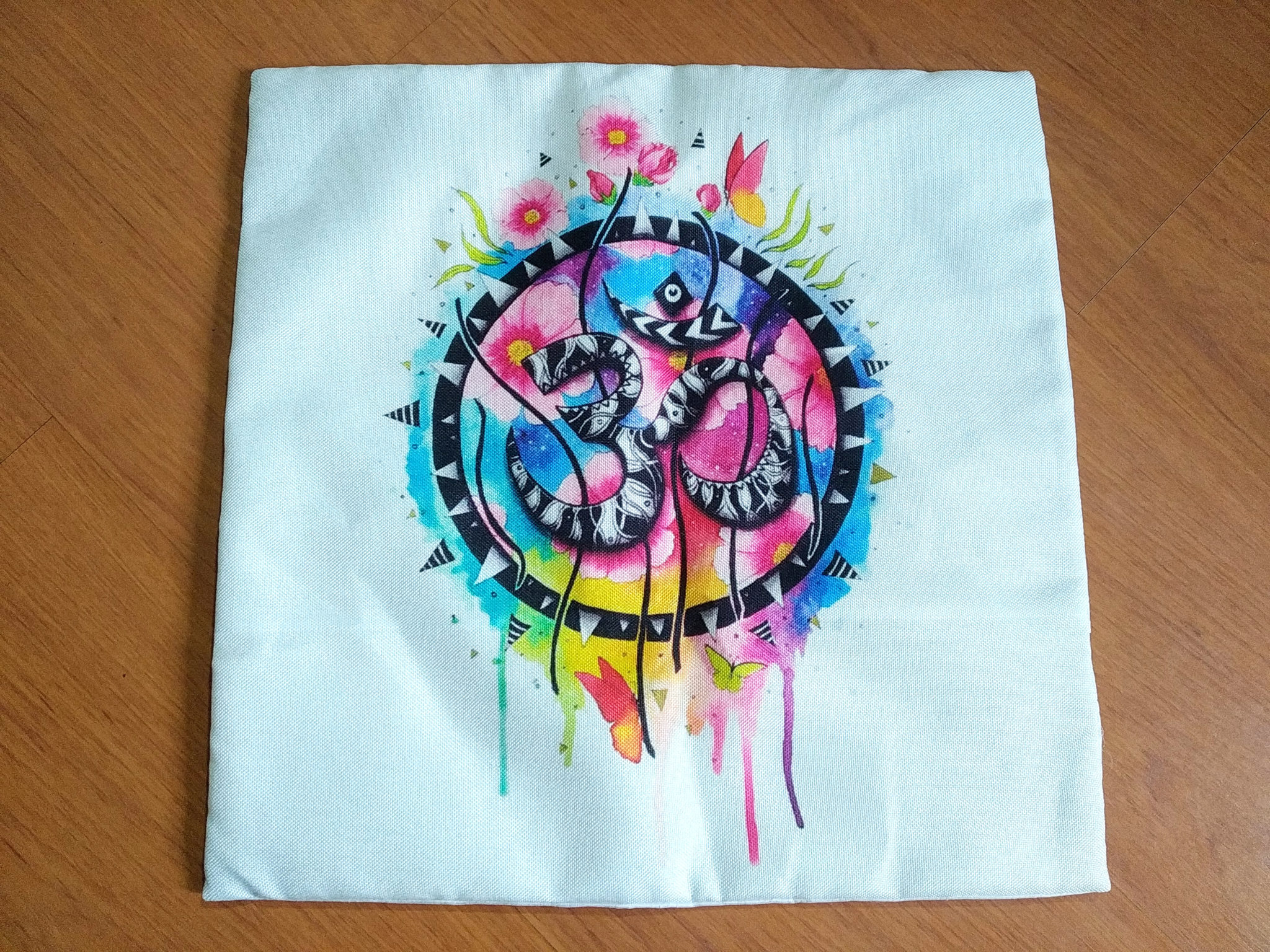 almofada com estampa de OM