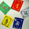 bandeiras tibetanas com mantra