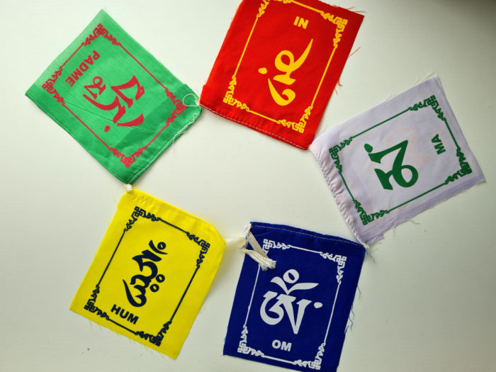 bandeiras tibetanas com mantra