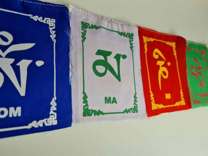 Bandeira tibetana com mantra "Om Mani Padme Hum " (14cmx11m)