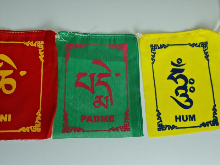 Bandeira tibetana com mantra "Om Mani Padme Hum " (14cmx11m)