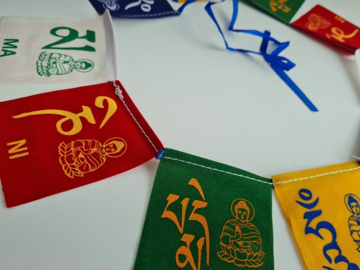 Bandeiras tibetanas do mantra "Om Mani Padme Hum" com Buda 13x10