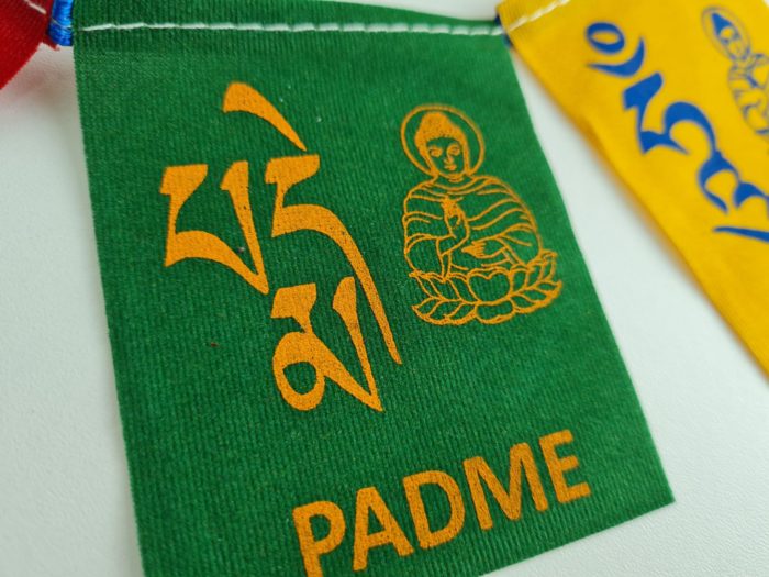 Bandeiras tibetanas do mantra "Om Mani Padme Hum" com Buda 13x10