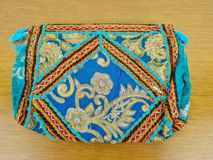 Bolsa indiana Banjara 100% bordada a mão turquesa e color
