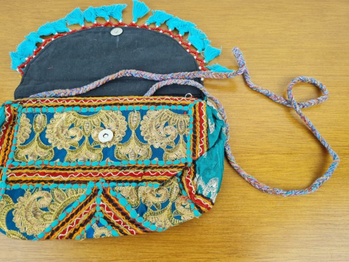 Bolsa indiana Banjara 100% bordada a mão turquesa e color